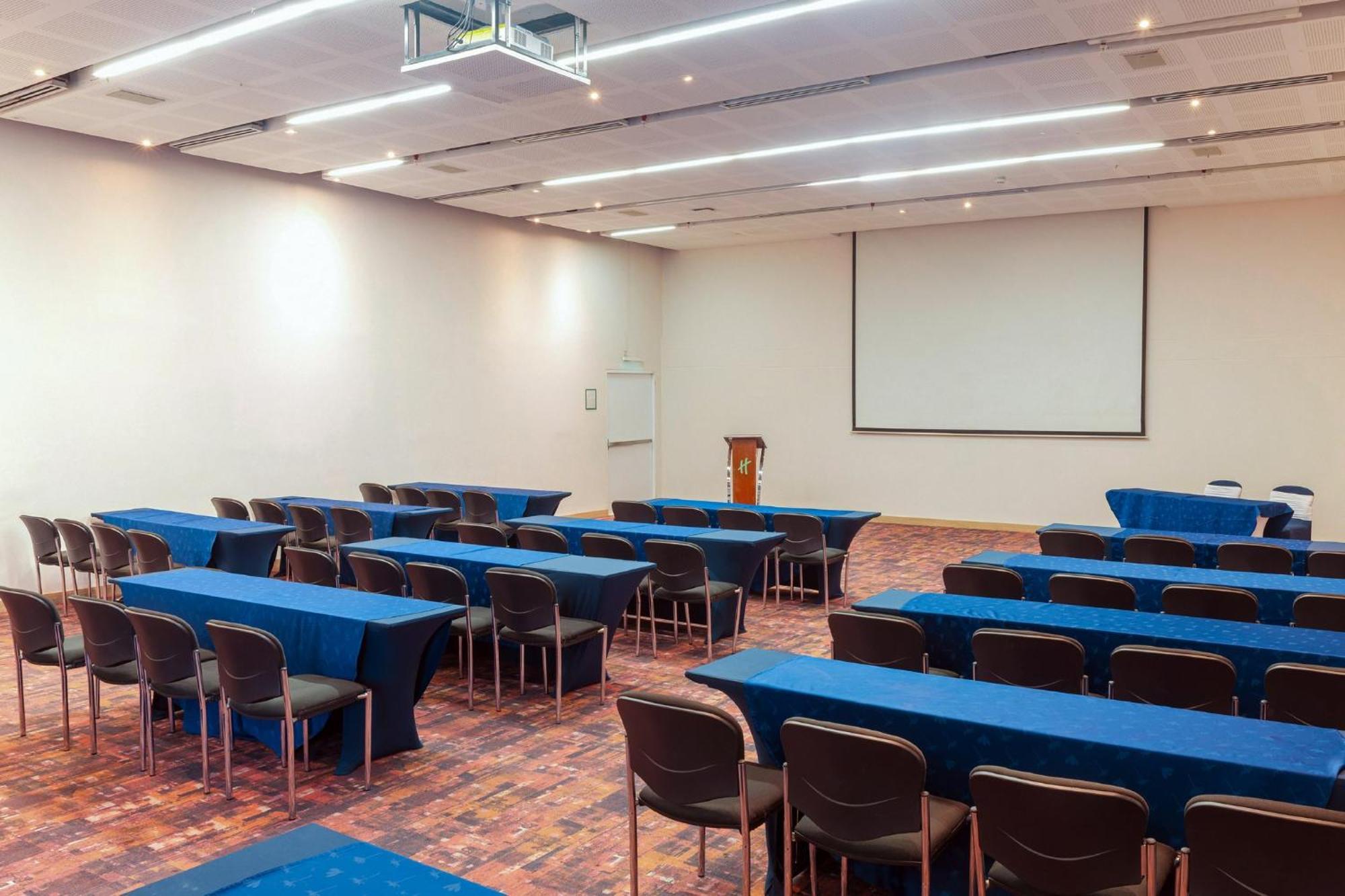 Holiday Inn Cucuta By Ihg Exterior photo A typical classroom layout